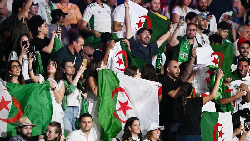 Algerische Fans feuern die Boxerin Khelif an.