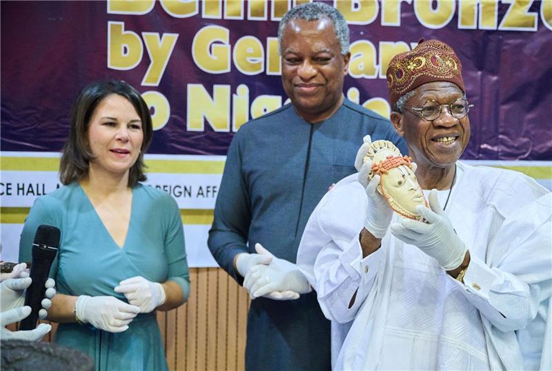 Baerbock und Roth übergeben Benin-Bronzen an Nigeria Alhaji Lai Mohammed (r), Minister für Information und Kultur in Nigeria, mit Außneministerin Annalena Baerbock (l.) und Nigerias Außenminister Geoffrey Onyeama in Abuja.