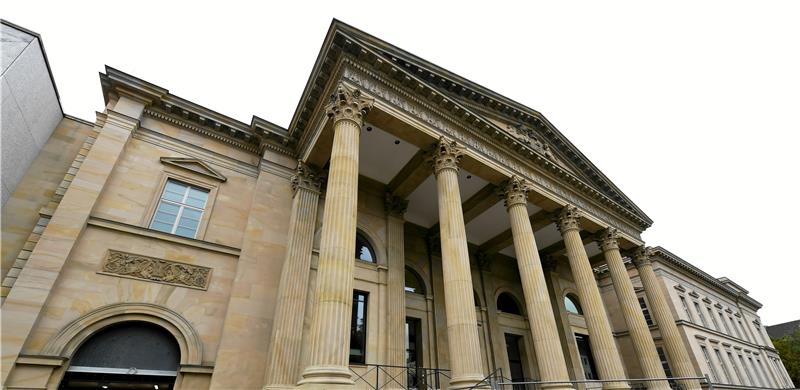 Landtagswahl: FDP schickt Ali Abo-Hamoud ins Rennen Ali Abo-Hamoud möchte im Wahlkreis 12 für die FDP in den Niedersächsischen Landtag einziehen. Fotos: Holger Hollemann/dpa, Privat