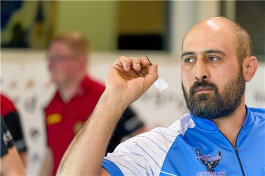 Ali Karsiz von den Jerstedter Falken zielt konzentriert auf die Scheibe. Er und seine Teamkollegen gehen am Samstag entspannt in den Spieltag. Foto: Drechsler
