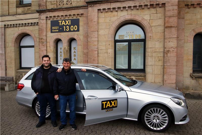 Taxi-Zentrale zieht in den Bahnhof Ali (re.) und Hasan Kaba haben eine Taxi-Zentrale im Bahnhof eröffnet.  Foto: Epping