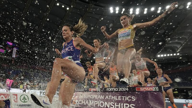 Alice Finot aus Frankreich vor Gesa Felicitas Krause aus Deutschland, 3000m Hindernis, im Finale bei der Leichtathletik Europameisterschaft.