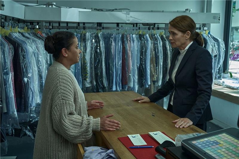 Starke Frauen im Gangsterfilm „Der Millionen Raub” Alice König (Anja Kling, r.) besucht Haifa Abdallah (Inaam Wali-Al Battat, l.) in der Wäscherei.