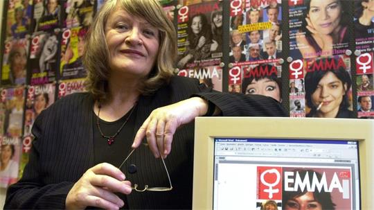 Alice Schwarzer hat in der Geschichte ihres feministischen Magazins „Emma“ - hier beim 25-jährigen Jubiläum - viele Kampagnen angestoßen. (Archivbild)