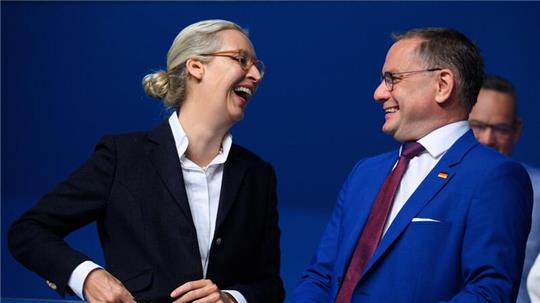 Alice Weidel und Tino Chrupalla bilden auch für die kommenden zwei Jahre die Doppelspitze der AfD.
