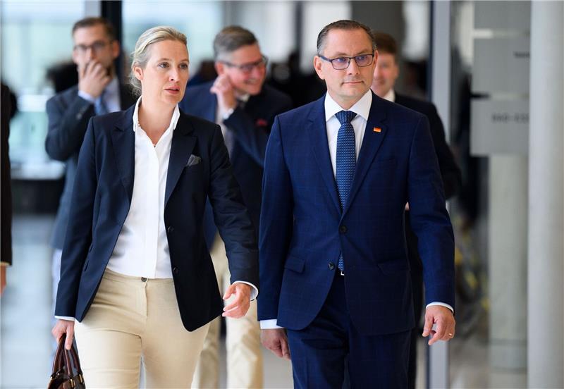 AfD-Fraktionschefs bestätigt - Chrupalla zurück Alice Weidel und Tino Chrupalla wurden als Fraktionsvorsitzende bestätigt.
