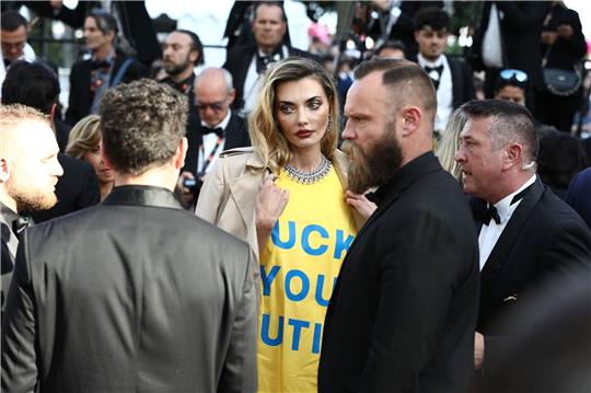 Alina Baikowa (M) trägt ein T-Shirt in den Farben der ukrainischen Flagge mit der Aufschrift «Fuck You Putin».