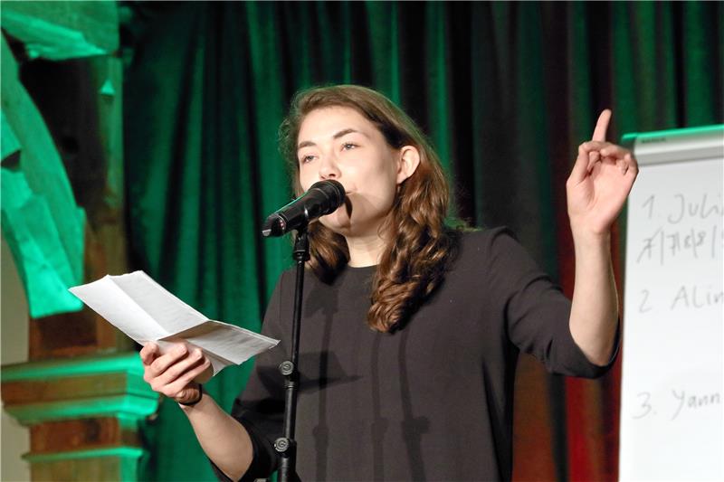 Kirsten Fuchs gewinnt Poetry Slam im Bündheimer Schloss Alina Spenger weiß, was Pflege bedeutet und entspannt gerne beim Kochen und so.