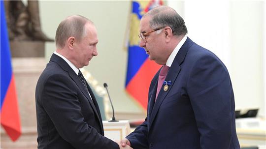 Alischer Usmanow wird von der EU bislang als kremlfreundlicher Oligarch mit besonders engen Verbindungen zu Präsident Wladimir Putin bezeichnet. (Archivbild)