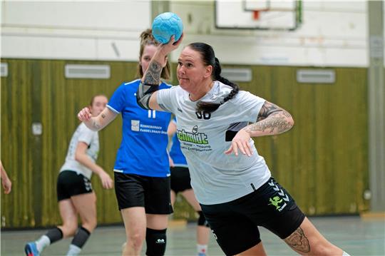 Alissa Kaltwasser trifft einmal für die HSG Liebenburg-Salzgitter, die in Herzberg am Ende eine klare Niederlage kassiert. Foto: Drechsler