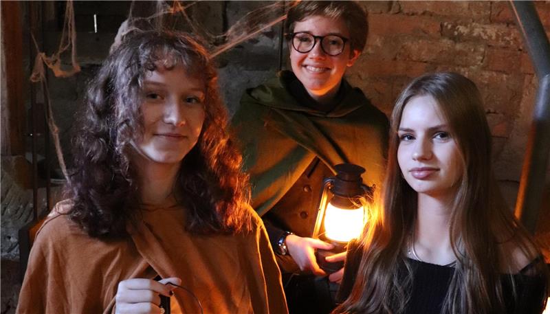 Aliyah Heuer (v.l.) und Tine Mund schlüpfen ab 20.15 Uhr in die Rolle von Nachtwächtern. Ella Schäffer bietet im Zinnfigurenmuseum Halloween-Bingo an.