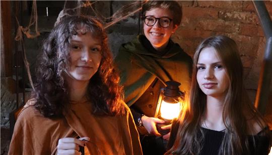 Aliyah Heuer (v.l.) und Tine Mund schlüpfen ab 20.15 Uhr in die Rolle von Nachtwächtern. Ella Schäffer bietet im Zinnfigurenmuseum Halloween-Bingo an.