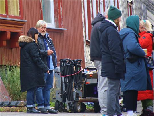 Aljoscha Stadelmann und Anna Fischer in einer Drehpause im vergangenen Jahr, als in St. Andreasberg der achte Teil der Krimi-Serie „Harter Brocken“ gedreht wurde. Foto: Jung