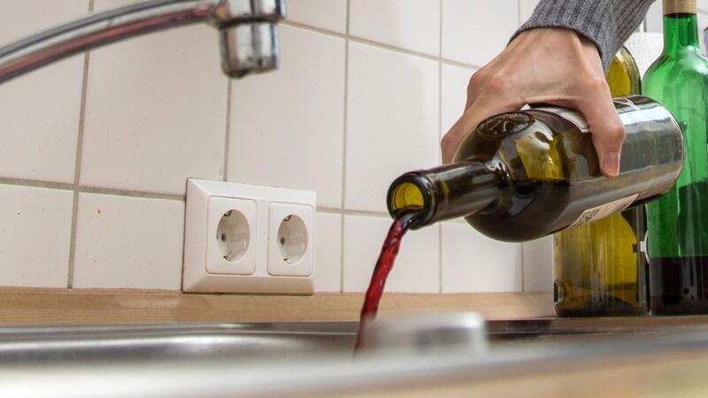 So gelingt der Verzicht auf Alkohol Alkohol behindert den Zellstoffwechsel, schwemmt auf und sorgt für Lymphstau. Wer auf Alkohol verzichtet, bekommt schönere und glattere Haut.