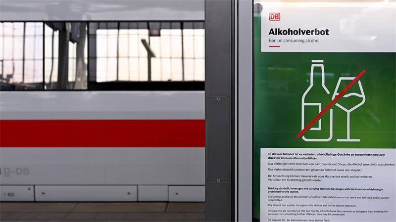 Winterzeit, Tankrabatt, Bahnhöfe: Was sich im Oktober ändert Alkohol in Bahnhöfen will die Deutsche Bahn nicht mehr. (Symbolbild)