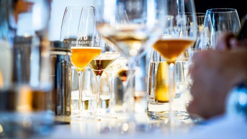 Alkohol trinken bedeutet oft Vergnügen und Unterhaltung. Foto: Frank Rumpenhorst/dpa