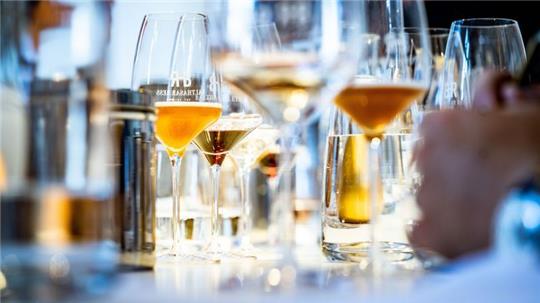 Alkohol trinken bedeutet oft Vergnügen und Unterhaltung. Foto: Frank Rumpenhorst/dpa