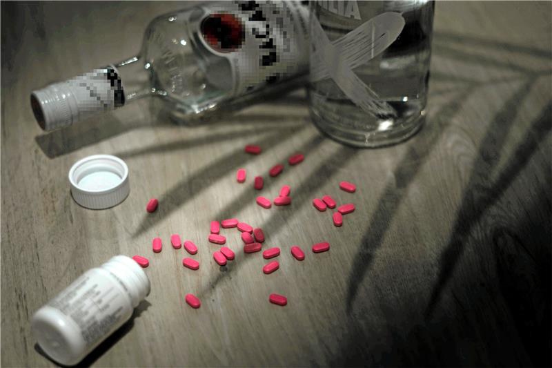 Alkohol und Drogen wie auf diesem Symbolbild spielen im Leben des 19-jährigen Angeklagten nach Ansicht des Gerichts eine große Rolle. Foto: Pixabay