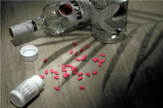 Alkohol und Drogen wie auf diesem Symbolbild spielen im Leben des 19-jährigen Angeklagten nach Ansicht des Gerichts eine große Rolle. Foto: Pixabay