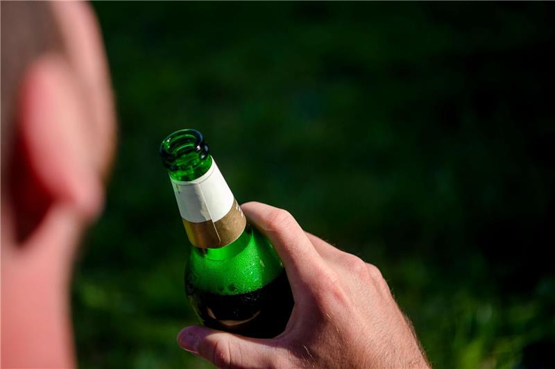 Männer gehen deutlich häufiger wegen Sucht in Reha Alkoholabhängigkeit ist ein häufiger Grund für eine Reha - Männer sind öfter betroffen als Frauen.
