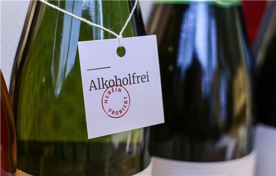 Alkoholfreier Wein steht bei einem Händler im Regal. Immer mehr Weingüter, Winzergenossenschaften und Handelskellereien bieten entalkoholisierte Weine an.