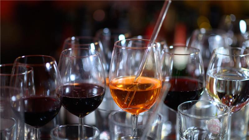 Alkoholkonsum kann zu Leberkrebs beitragen.