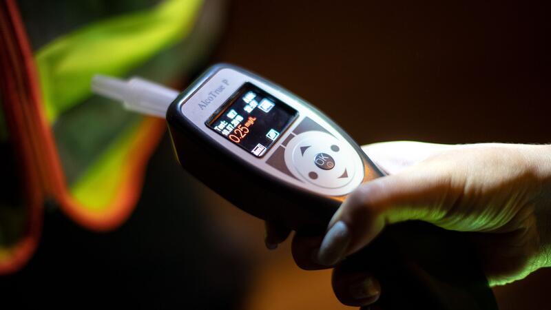 Alkohol am Steuer - die wichtigsten Gesetze und Regeln Alkoholkonsum und Autofahren sind strafbar, wenn der Alkoholtest einen Blutalkoholspiegel von 1,1% oder mehr ergibt.