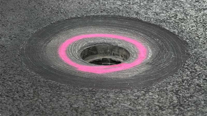 Farce in Las Vegas: Millionenschwerer Vergleich mit Formel 1 Alle Abdeckungen der Wasserschächte auf der gesamten Strecke mussten damals überprüft werden. (Archivbild)
