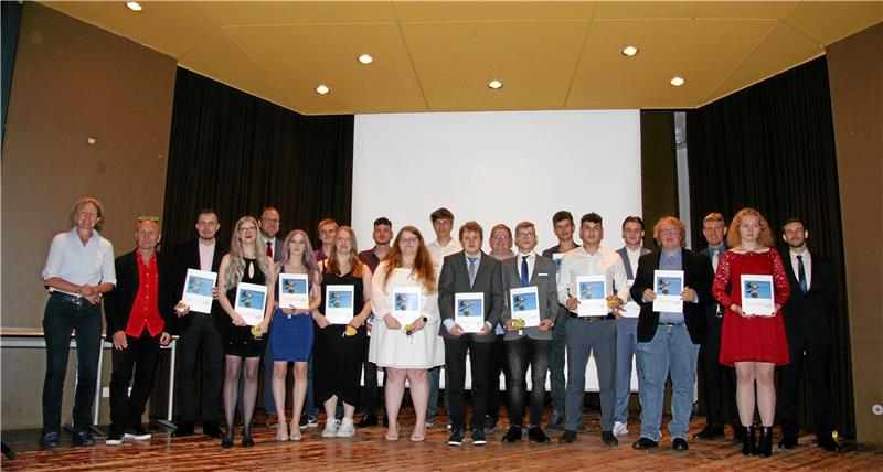 Gesamtschule entlässt Abiturienten Alle Absolventinnen und Absolventen stellen sich nach der Zeugnisverteilung zum Erinnerungsfoto im Forum der Adolf Grimme Gesamtschule auf. Foto: Hohaus
