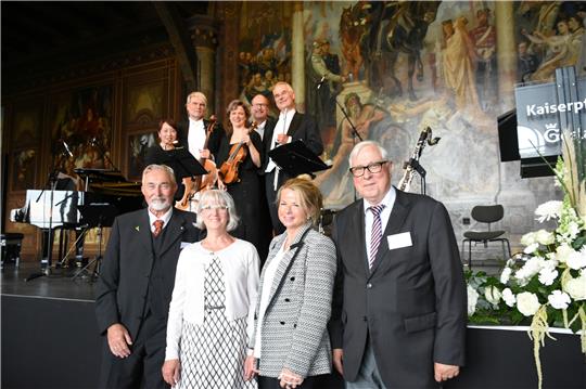 Alle Akteure einer gelungenen Karl-Wiehenkel-Preisverleihung noch einmal für ein Foto vereint (vorne v.li.): Eckhard Wagner, Marianne Rennwanz, Urte Schwerdtner und Siegfried Rey mit den Musikerinnen und Musikern des Bremer Kaffeehausorchesters in der Kaiserpfalz.  Fotos: Kempfer
