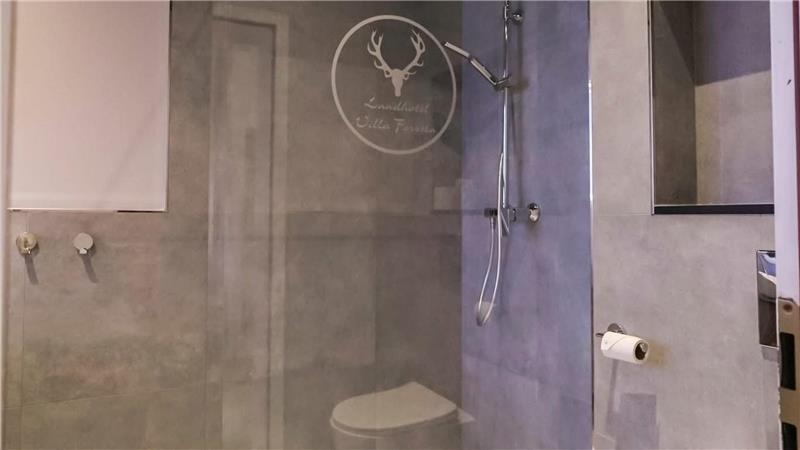 Das Foto zeigt eine Dusche.