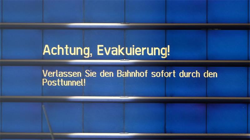 LKA übernimmt Ermittlungen nach Explosion in Augsburg Alle Bahnfahrgäste mussten den Hauptbahnhof sofort verlassen, später gab es Entwarnung.