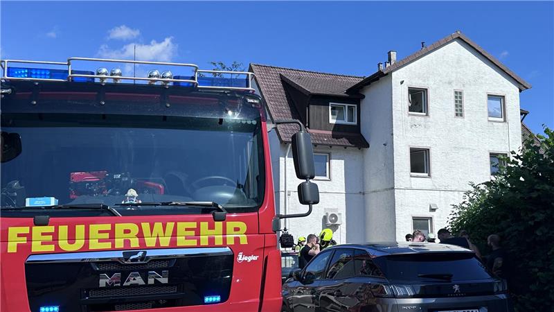 Alle Fenster sind zum Lüften des Hauses geöffnet.