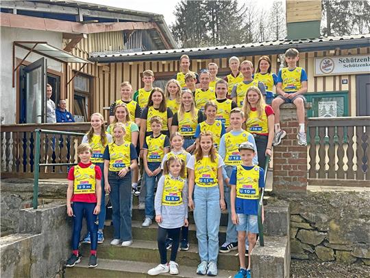 Alle Gesamtsiegerinnen und -sieger der Tour de Harz 23/24 stellen sich bei der Siegerehrung im Schützenhaus von Benneckenstein zum Gruppenbild. Foto: Privat