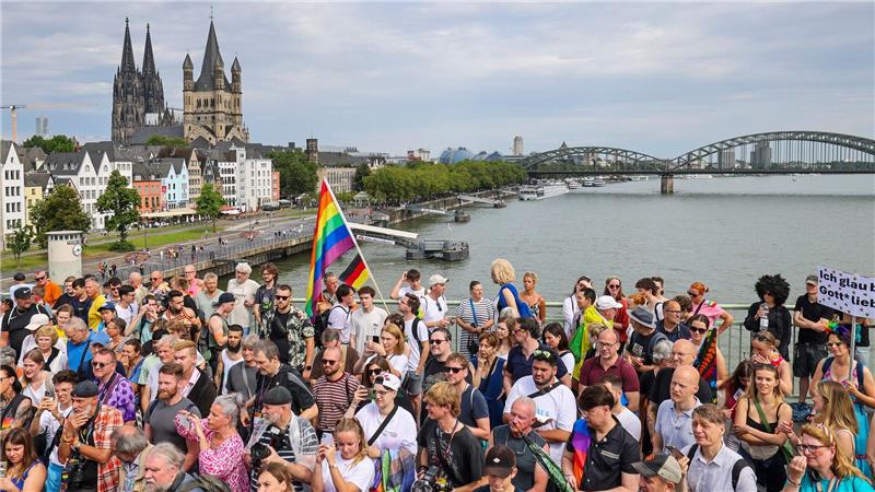 Vom ESC zum CSD: Sarah Engels Top-Act in Köln Alle Jahre wieder am ersten Juli-Wochenende gibt es in Köln die große Pride-Demo. (Archivbild)
