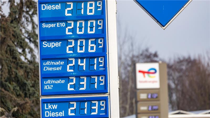 Alle Kraftstoffsorten kosten am Sonntagvormittag mehr als zwei Euro je Liter. Mit Beginn des Iran-Krieges waren die Kraftstoffpreise in Deutschland sprungartig gestiegen. +++ dpa-Bildfunk +++