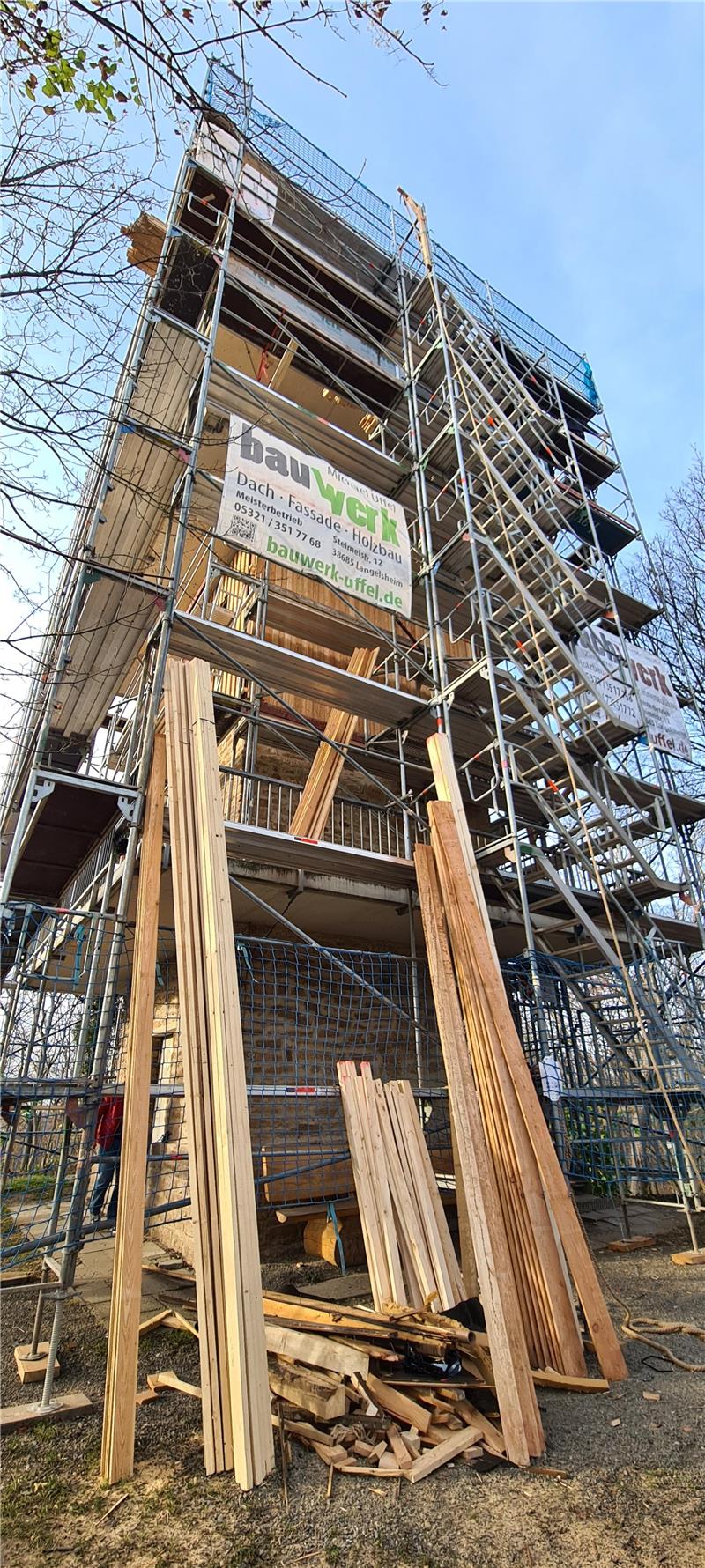 Alle Latten stehen am Zaun: Insgesamt werden am Harlyturm 214 Quadratmeter Fassadenfläche mit Lärchenholz verschalt.