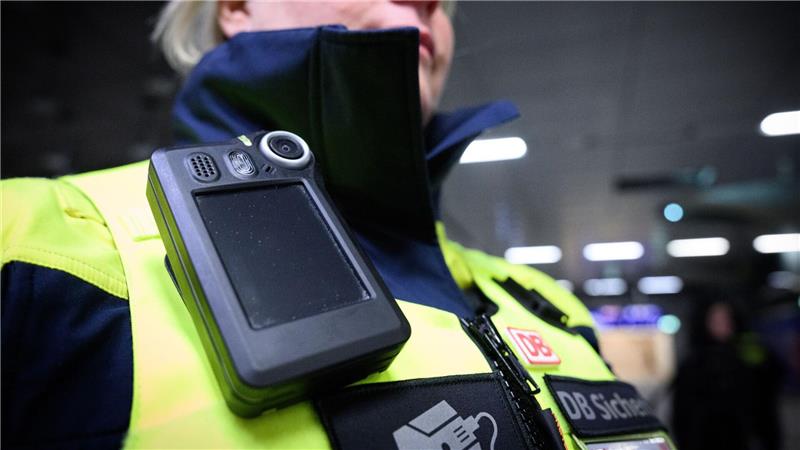 Alle Mitarbeiter mit Kundenkontakt sollen auch im Fernverkehr und an den Bahnhöfen auf freiwilliger Basis mit Bodycams ausgestattet werden. (Archivbild)