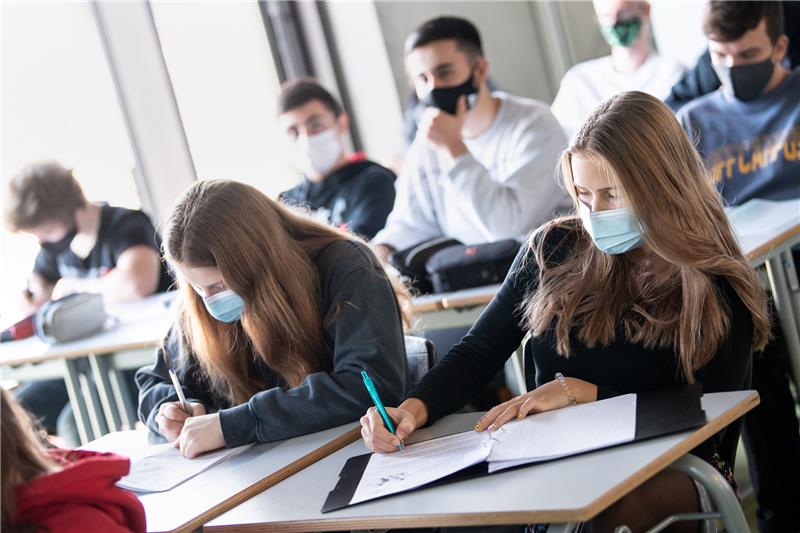 Alle Schülerinnen und Schüler müssen im Unterricht einen Mund-Nasen-Schutz tragen. Stoffmasken sind nicht mehr erlaubt. Foto: Matthias Balk/dpa