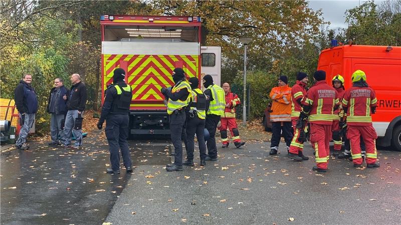 Alle Schülerinnen und Schüler sind mittlerweile aus dem Gymnasium in Salzgitter-Bad evakuiert worden. Foto: Kasemir