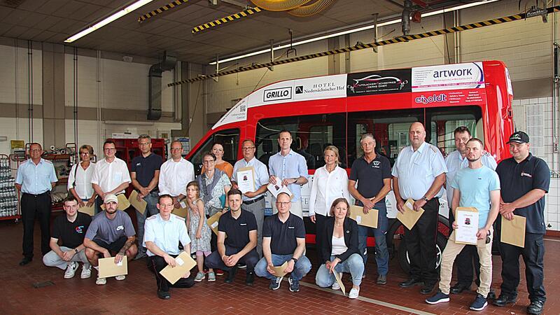 Ein neues Fahrzeug für die Goslarer Jugendfeuerwehren Alle Sponsoren erhalten eine Urkunde von Oberbürgermeisterin Urte Schwerdtner und Stadtbrandmeister Christian Hellmeier übereicht.
