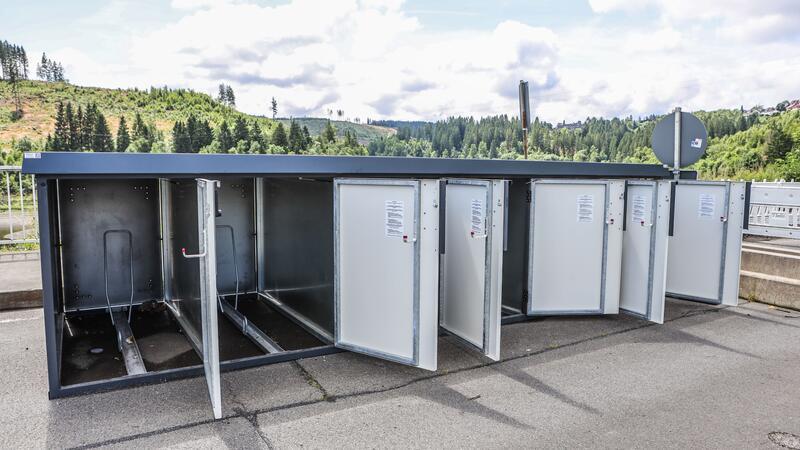 Hat die Fahrradboxen an der Bramkebrücke überhaupt jemand benutzt? Alle Türen offen: An der Sinnhaftigkeit der Boxen am Schulenberger Standort lässt das zweifeln.