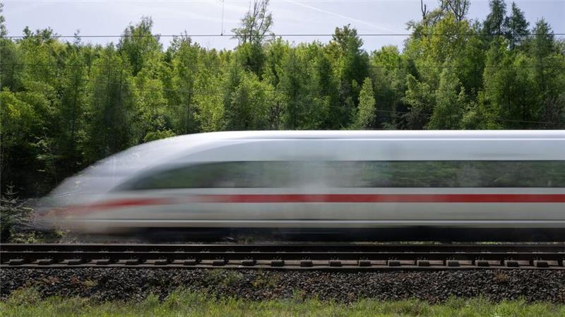 Alle Unternehmen, die die Infrastruktur der Bahn nutzen, müssen die sogenannte Schienenmaut zahlen, auch die Verkehrsunternehmen der Bahn selbst. (Archivbild) 