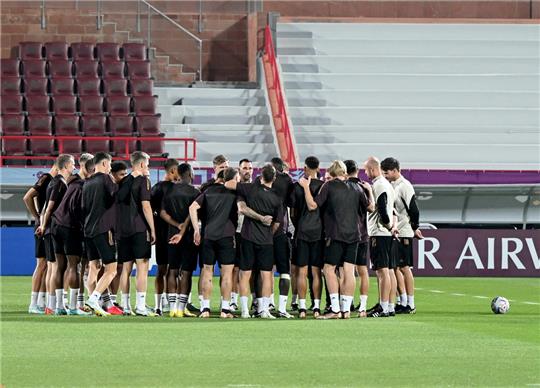 Alle Vorbereitung hat nichts genutzt: Die wenig effektiven Spieler und Betreuer der deutschen Nationalmannschaft müssen nach dem Vorrunden-Aus die Heimreise antreten. Foto: Federico Gambarini/dpa
