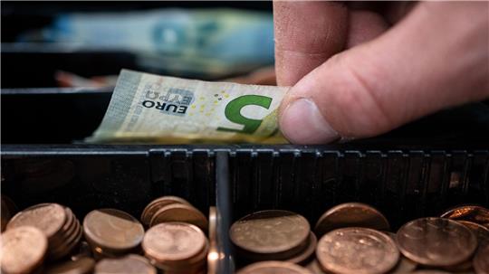 Alle Zahlungen nur noch digital? Wie soll das gehen, wenn ein Kassenautomat im Parkhaus nur Bargeld will?