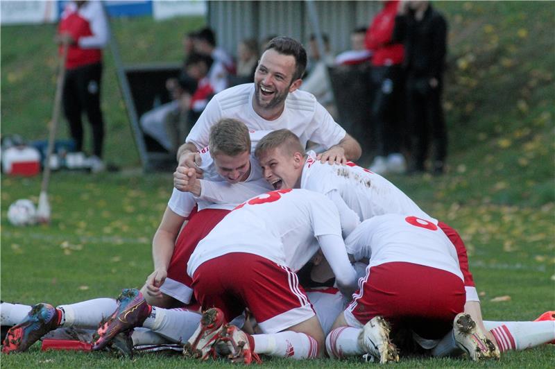 Alle auf den Torschützen: Die Spieler des FC Groß Döhren begraben Nick Thielecke unter sich, der gerade den 2:1-Siegtreffer gegen den VfL Liebenburg erzielt hat. Foto: Gietemann