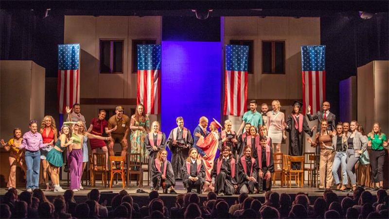 „Natürlich blond“: Ein Musical mit Gute-Laune-Garantie Alle auf einen Blick: Das Musical-Ensemble präsentiert sich am Ende von „Natürlich blond“ auf der Rammelsberg-Bühne dem begeisterten Premieren-Publikum.