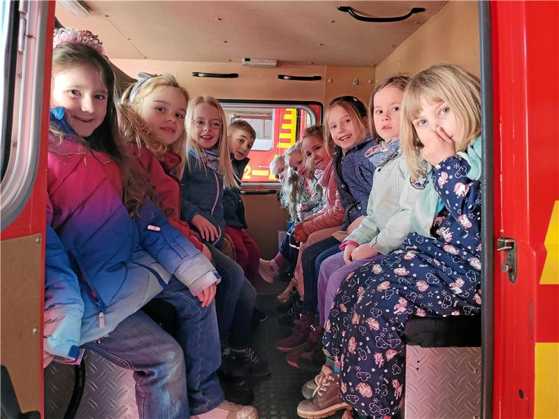 Spannende Einblicke in die Bad Harzburger Feuerwehr Alle aufsitzen: Das Fahrzeug der Bad Harzburger Jugendfeuerwehr dürfen die Kinder auch von innen anschauen. In ihm sind so ziemlich alle Geräte eines normalen Rüstwagens verstaut – nur eben in kleinerer Ausführung.