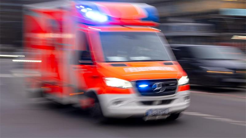 Alle drei Unfallbeteiligten wurden in ein Krankenhaus gebracht. (Symbolbild)