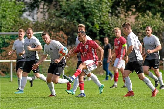 Alle gegen einen: Gleich sechs Spieler des SV Hahndorf schauen zu, was Schladens Jose Silva Franca in dieser Szene mit dem Leder anstellt. Foto: Drechsler